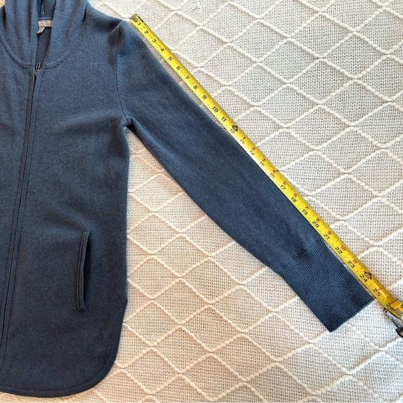 Neiman Marcus Women’s 100% Cashmere Zip Up Sweater. Blue size small. - Picture 9 of 12